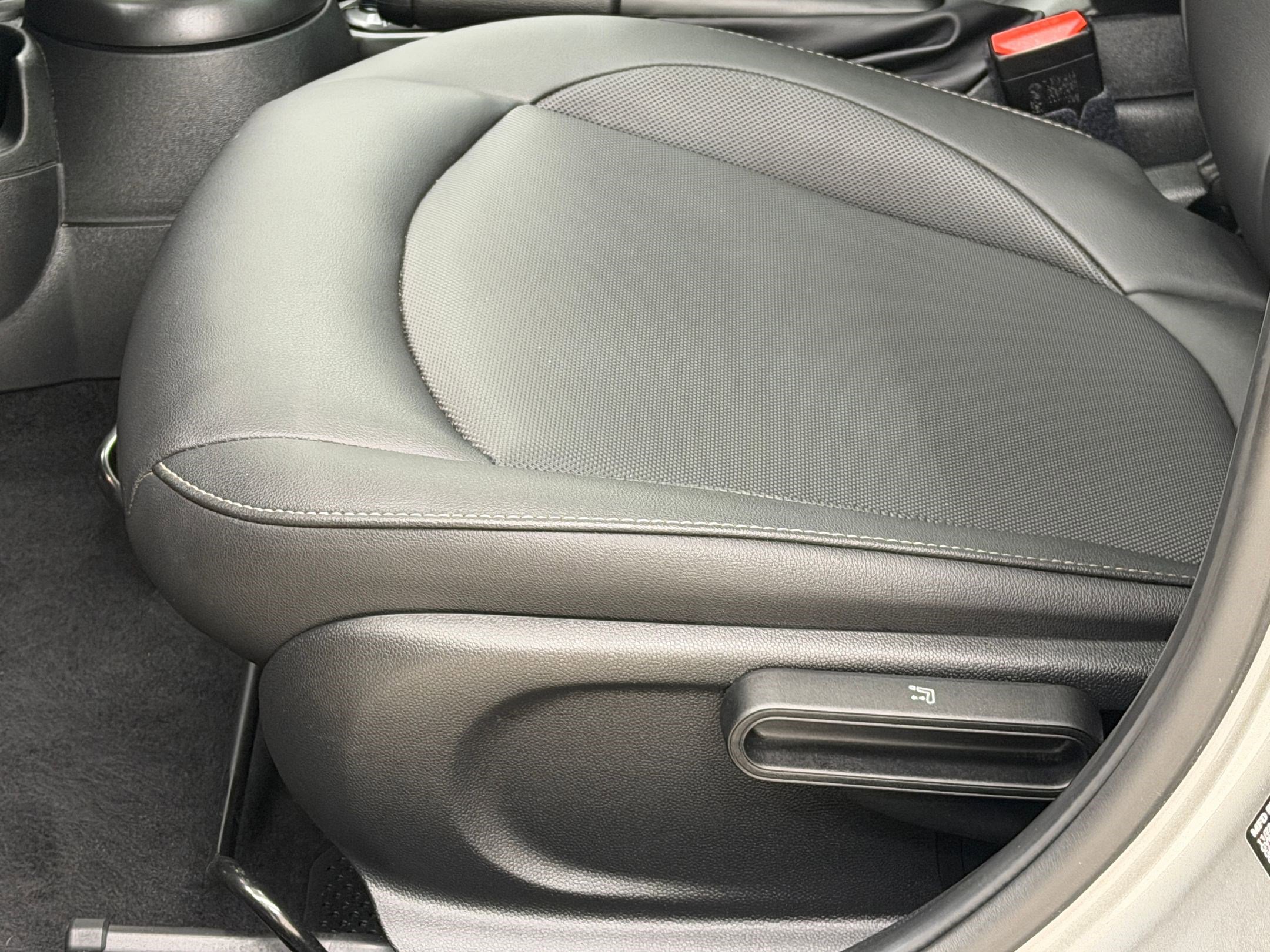 Used 2023 MINI Cooper 4-Door Hardtop image 14