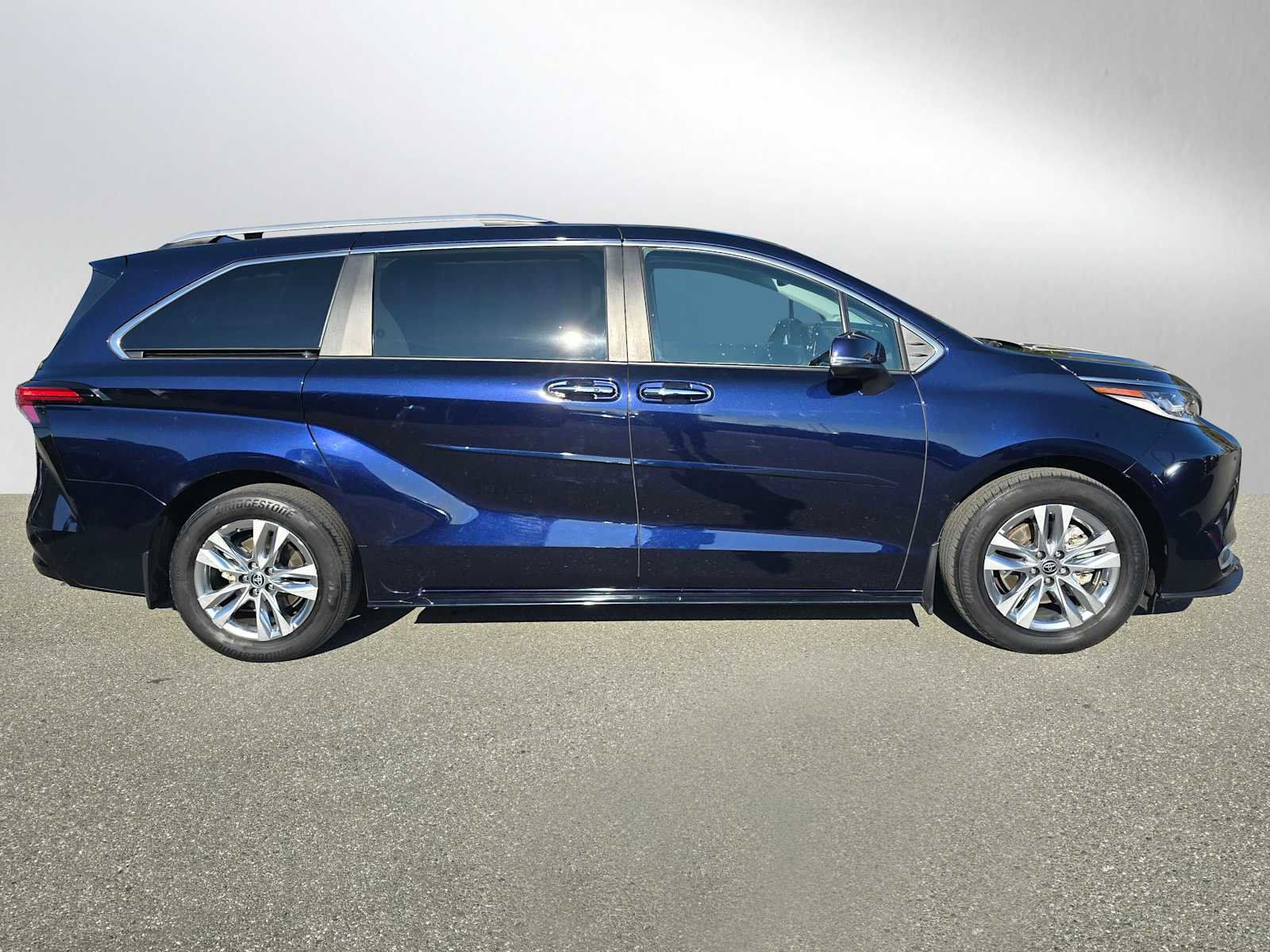 Used 2023 Toyota Sienna Limited image 2