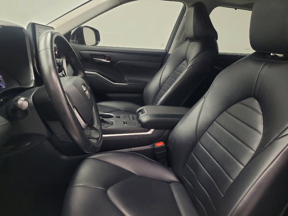 Used 2022 Toyota Highlander XLE FWD image 17