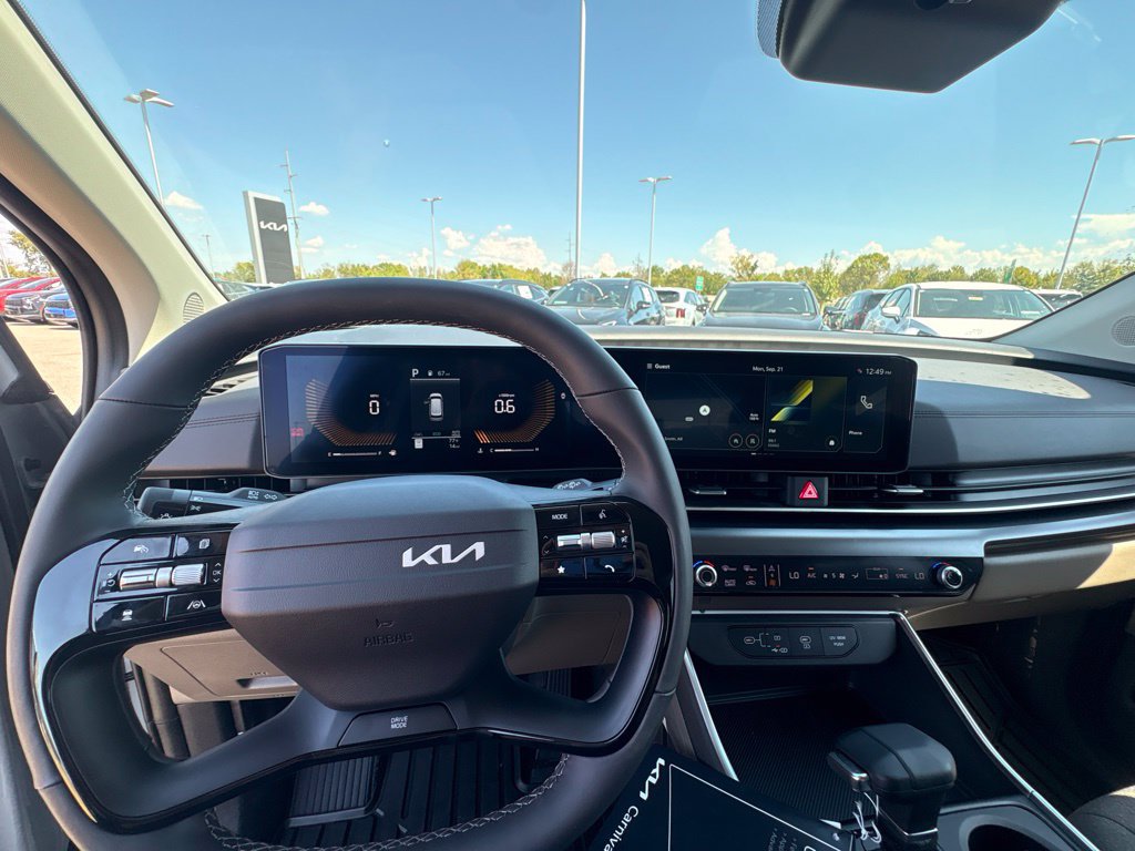 New 2027 Kia Carnival LX FWD image 11