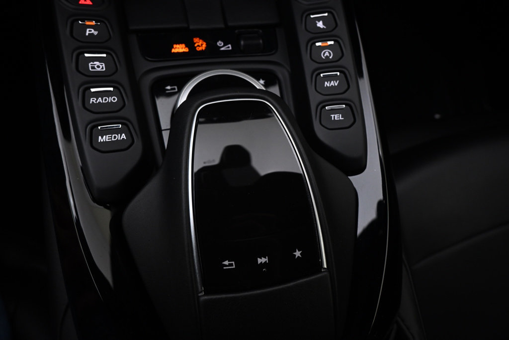 Used 2020 Aston Martin V8 Vantage Coupe RWD image 35