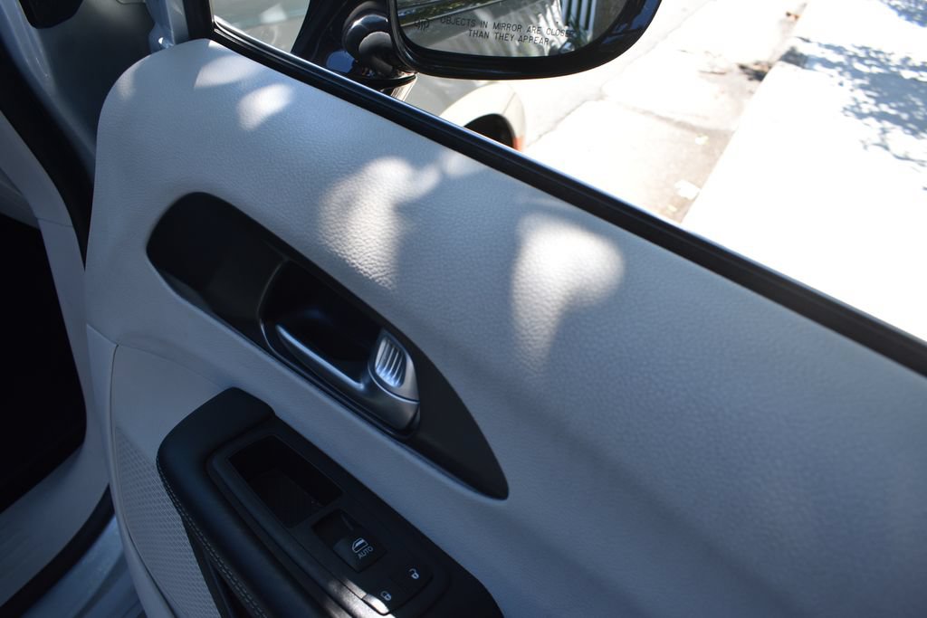 Used 2024 Chrysler Pacifica Touring-L FWD image 22