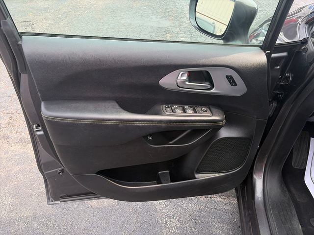 Used 2022 Chrysler Pacifica Touring-L w/ Uconnect Theater Family Group FWD image 10