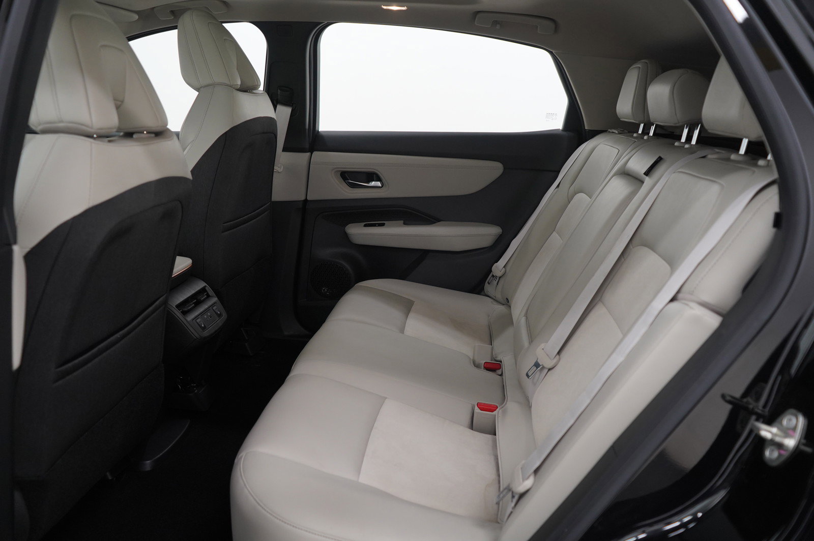 Used 2023 Nissan Ariya AWD image 14