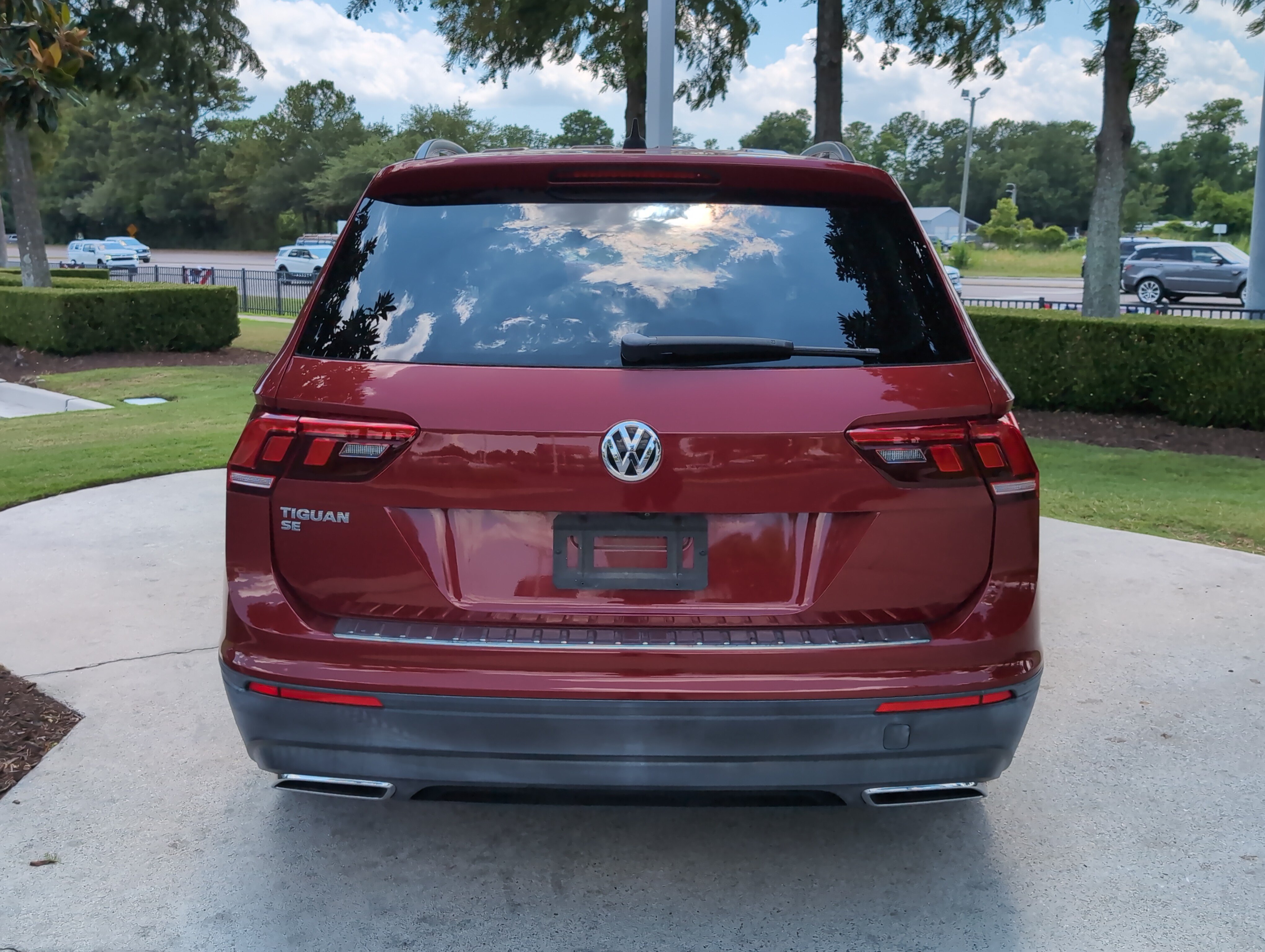 Used 2019 Volkswagen Tiguan SE w/ Panoramic Sunroof Package FWD image 9