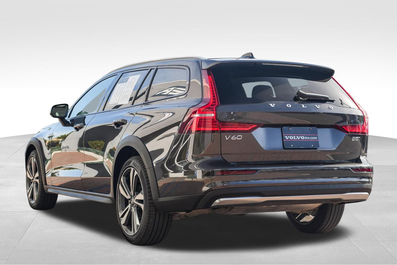 Used 2025 Volvo V60 B5 Cross Country Plus image 7
