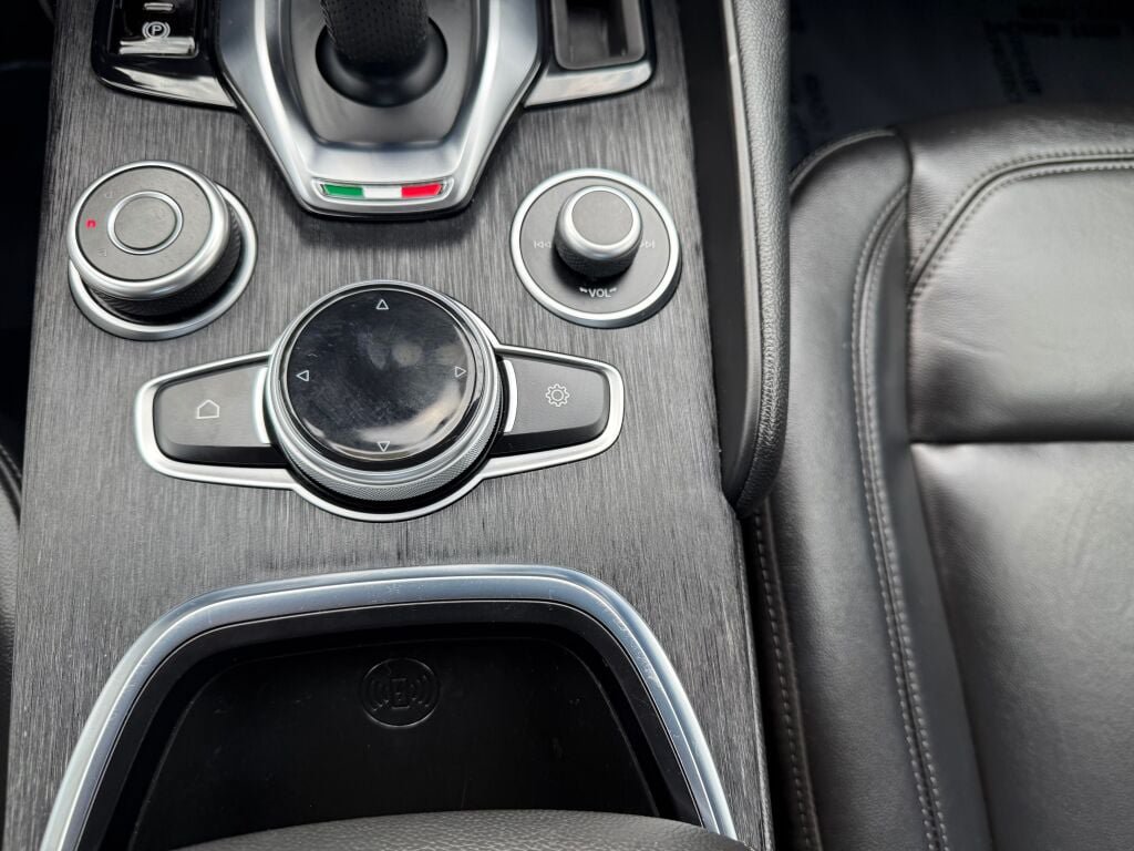 Used 2020 Alfa Romeo Giulia AWD image 22