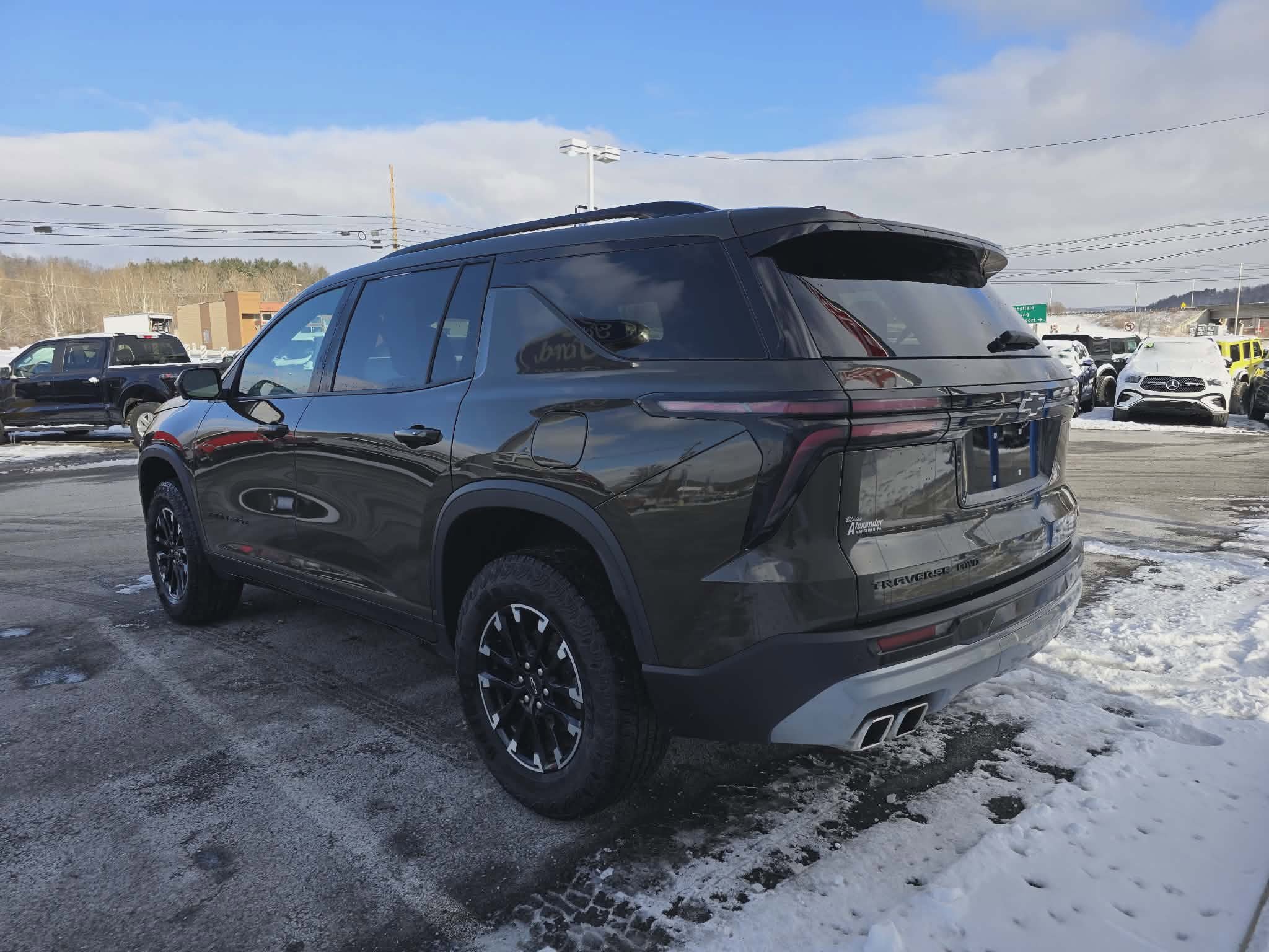 Used 2024 Chevrolet Traverse Z71 image 5