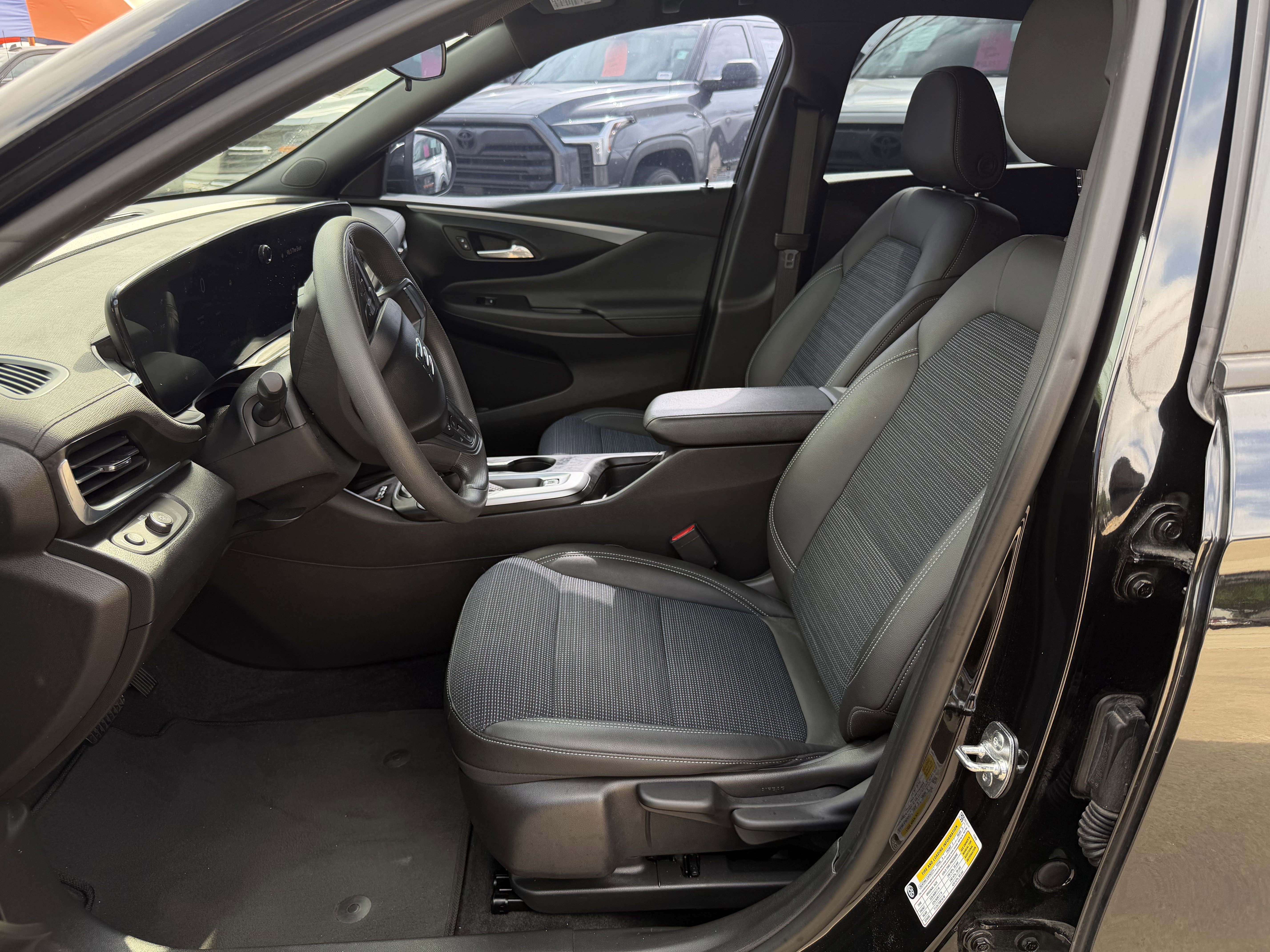 Used 2025 Buick Envista Preferred w/ Convenience II Package image 16