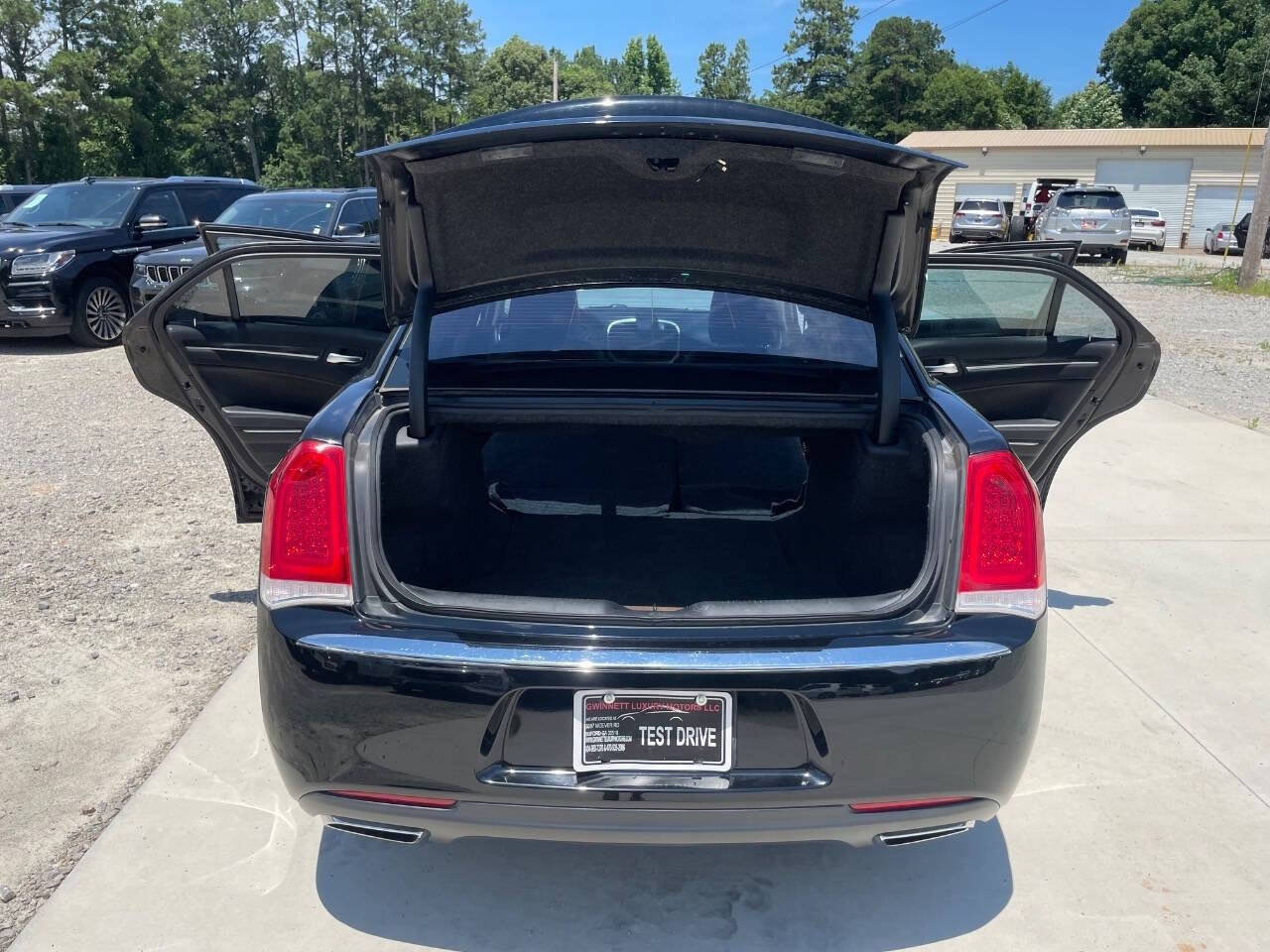 Used 2017 Chrysler 300 Limited RWD image 9