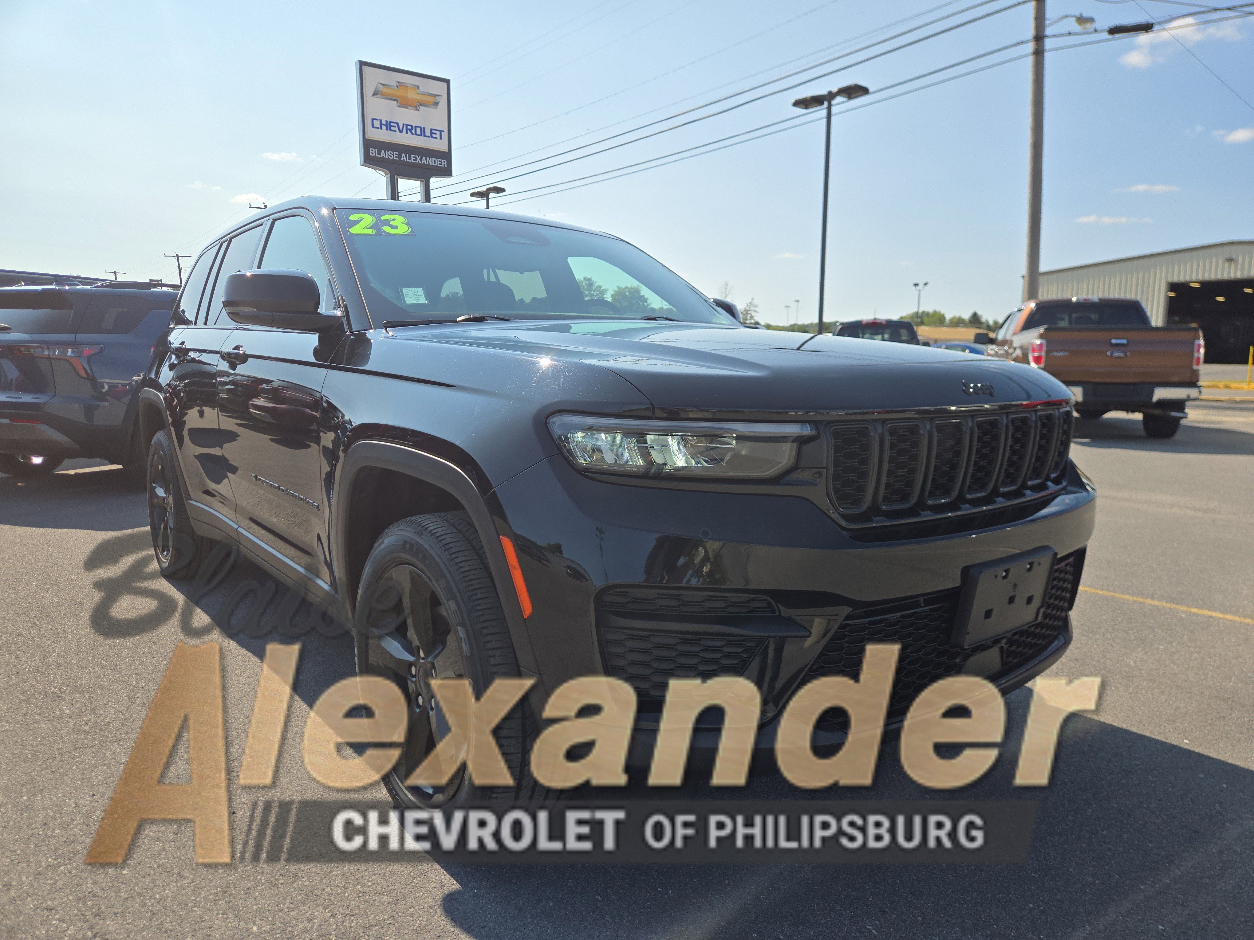 Used 2023 Jeep Grand Cherokee Altitude image 1