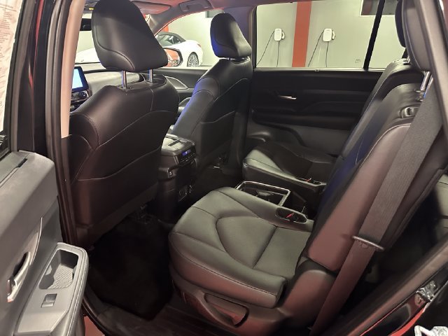 Used 2025 Toyota Grand Highlander AWD image 13