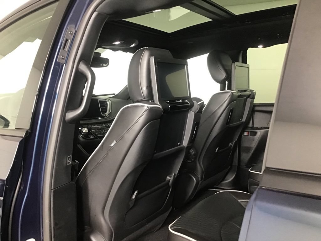 Used 2023 Chrysler Pacifica Limited w/ Uconnect Theater Family Group FWD image 27