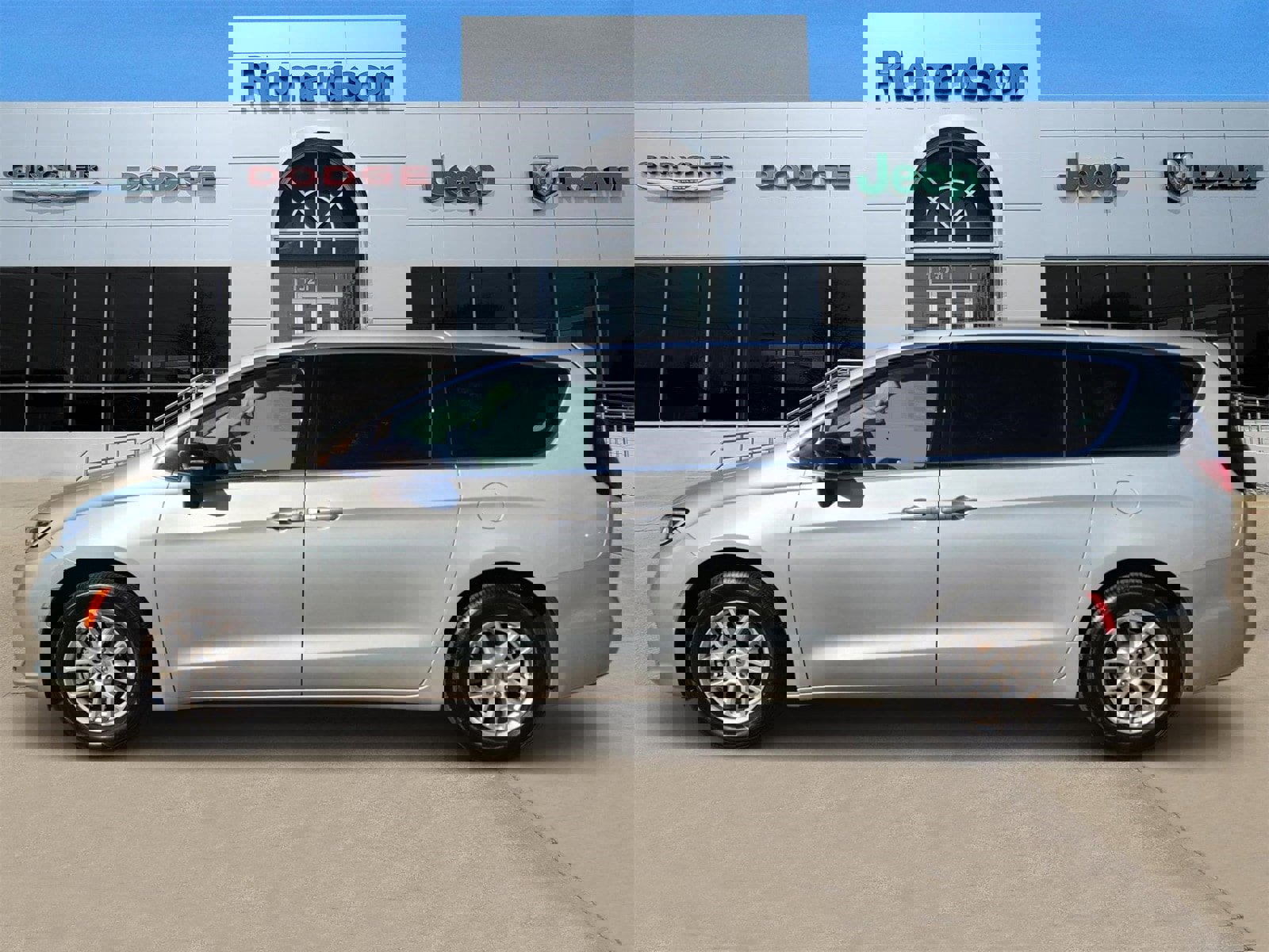 Used 2024 Chrysler Pacifica Touring-L image 3