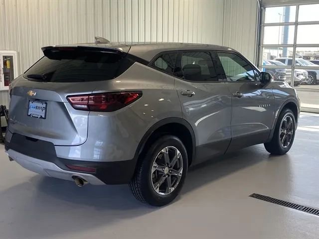 Used 2025 Chevrolet Blazer LT image 3