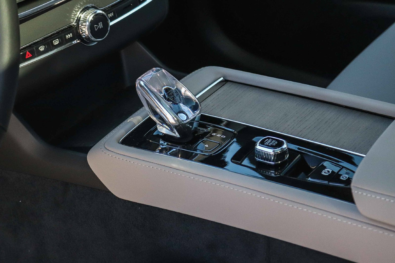 New 2027 Volvo XC90 B6 Plus AWD/4WD image 19