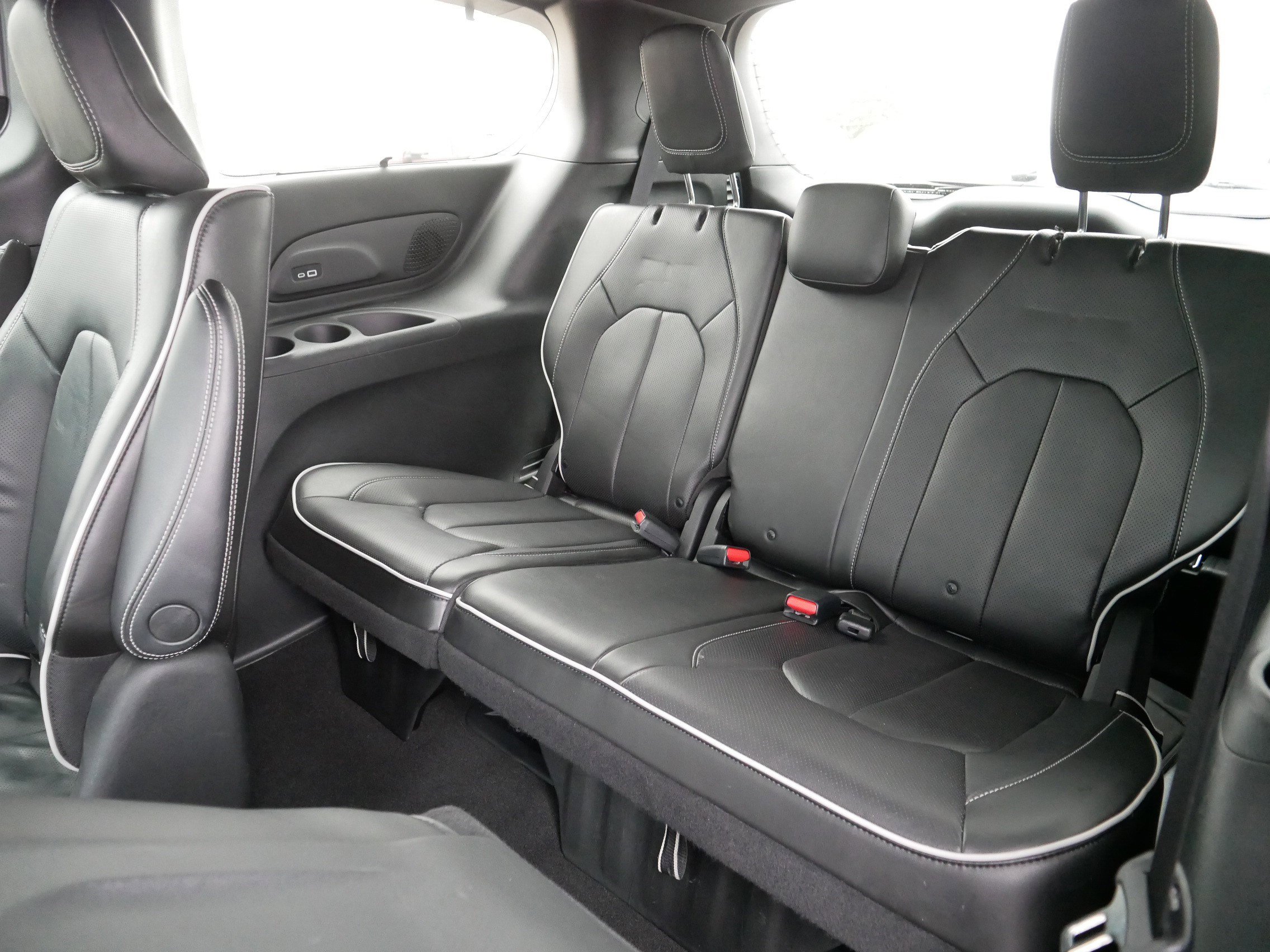 Used 2021 Chrysler Pacifica Limited w/ Uconnect Theater Family Group image 35