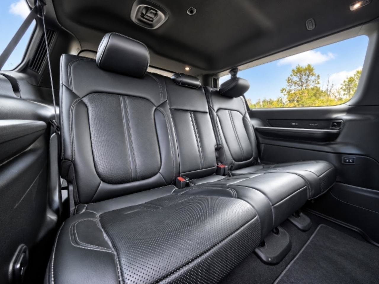 Used 2024 Jeep Wagoneer L Series II AWD/4WD image 13