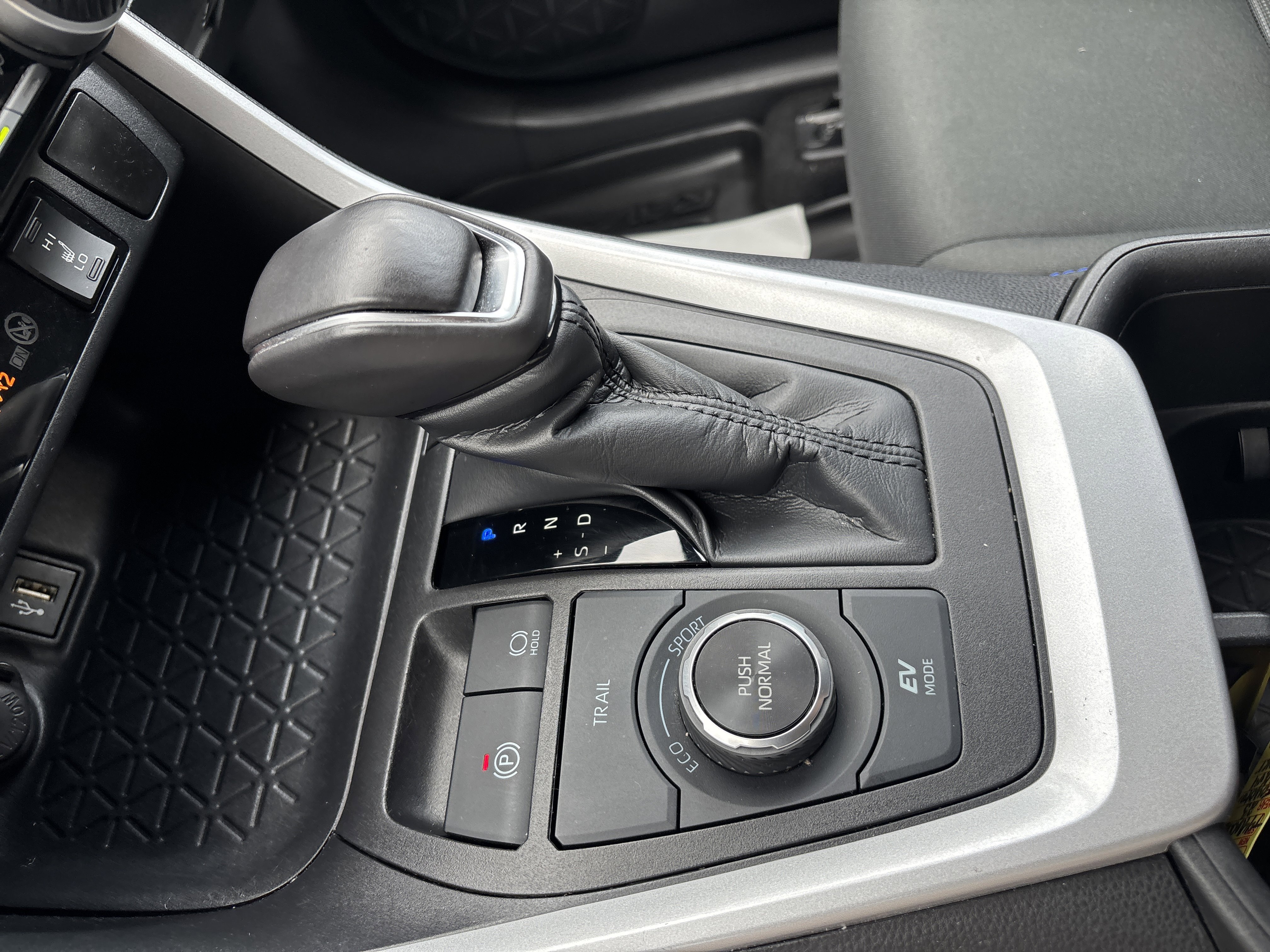 Used 2023 Toyota RAV4 SE w/ Convenience Package image 24