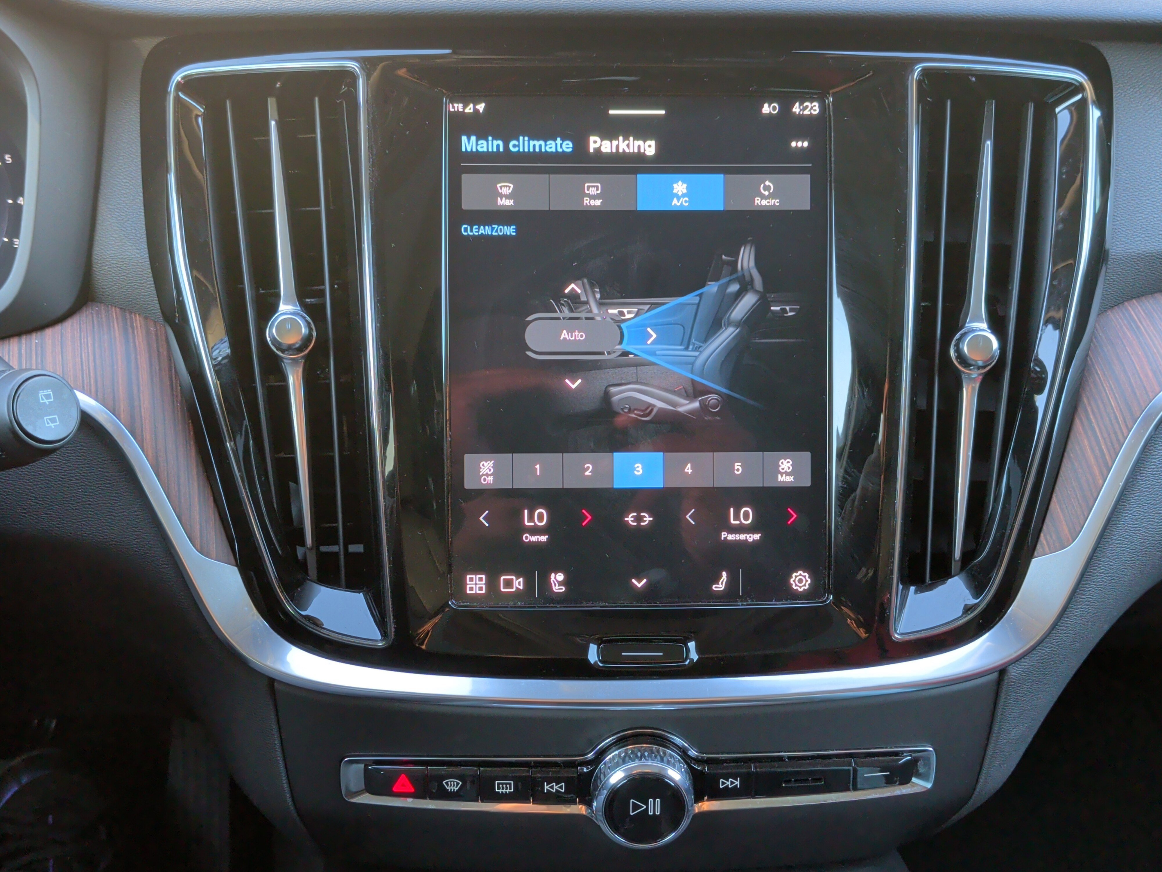 Used 2025 Volvo V60 B5 Cross Country Plus image 27