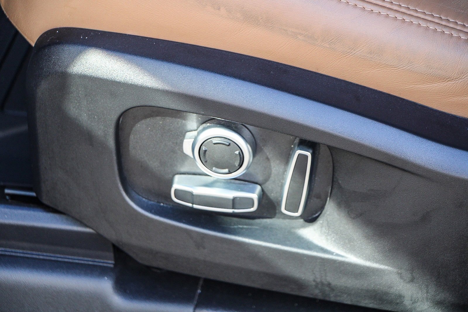 Used 2025 Land Rover Defender 130 X-Dynamic SE image 20