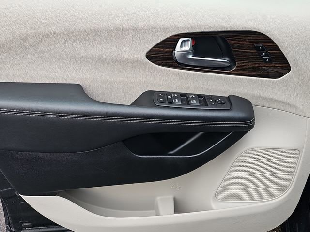Used 2024 Chrysler Pacifica Limited image 23