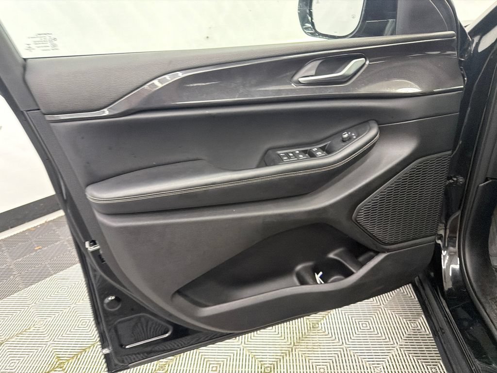Used 2023 Jeep Grand Cherokee L Laredo RWD image 11