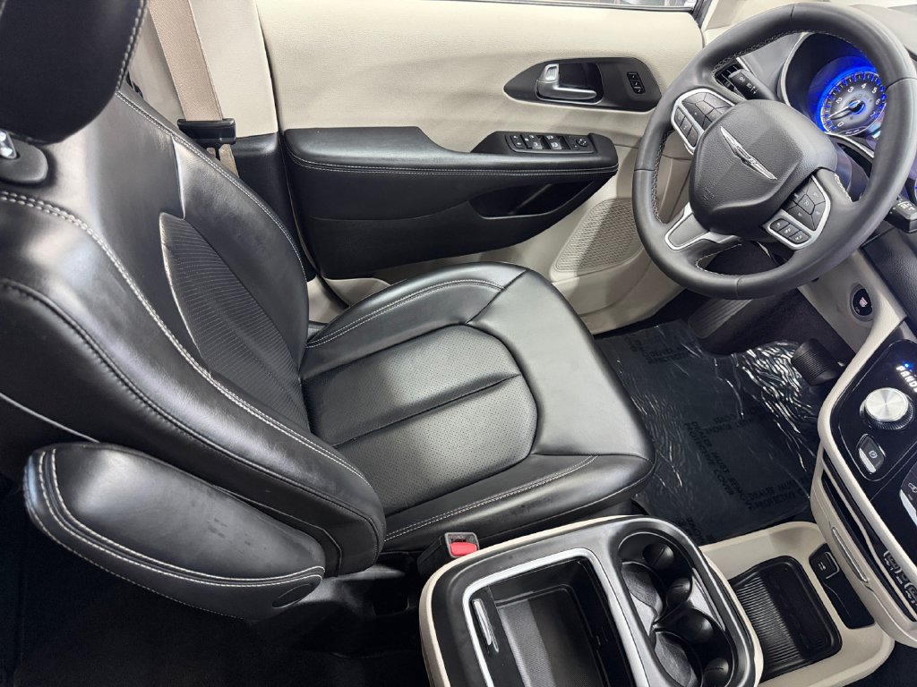 Used 2023 Chrysler Pacifica Touring-L FWD image 39