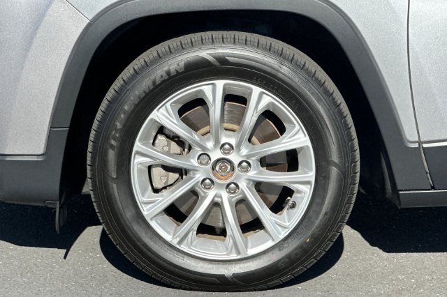 Used 2019 Jeep Cherokee Latitude w/ Popular Appearance Group FWD image 28