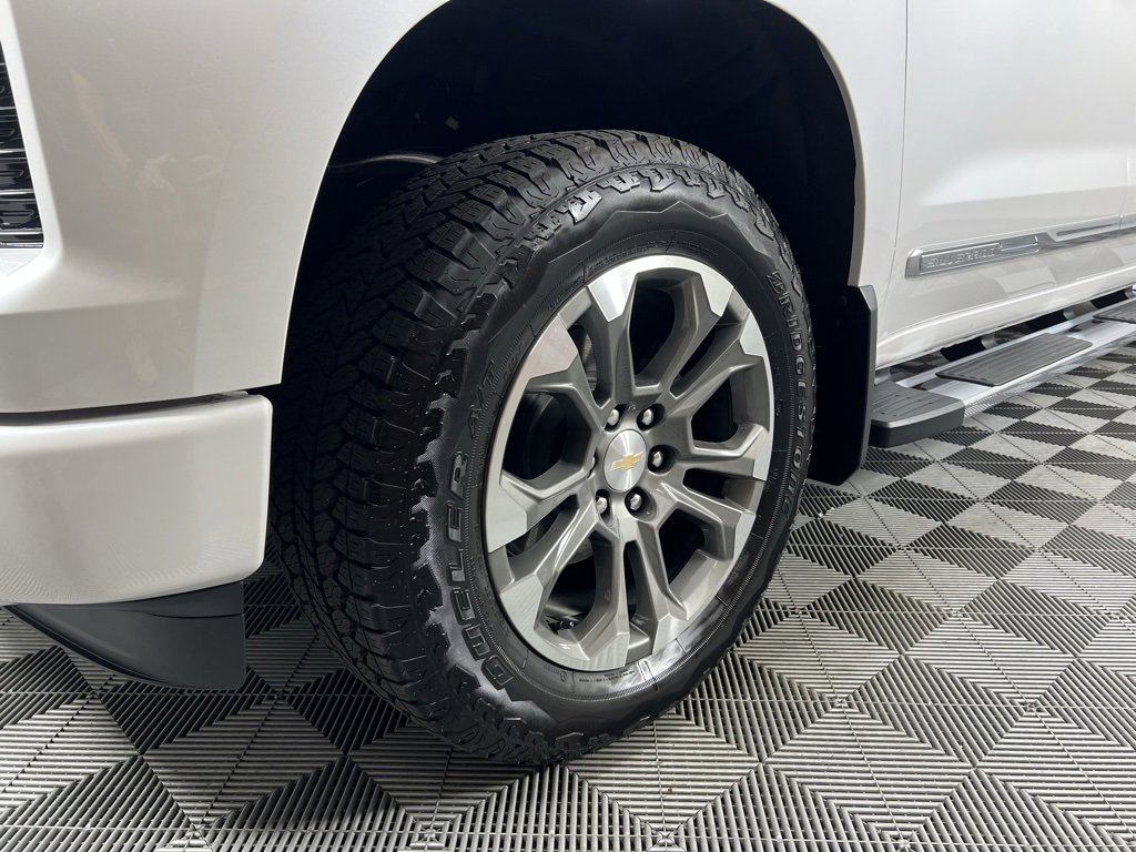Used 2025 Chevrolet Silverado 1500 High Country w/ Technology Package image 4