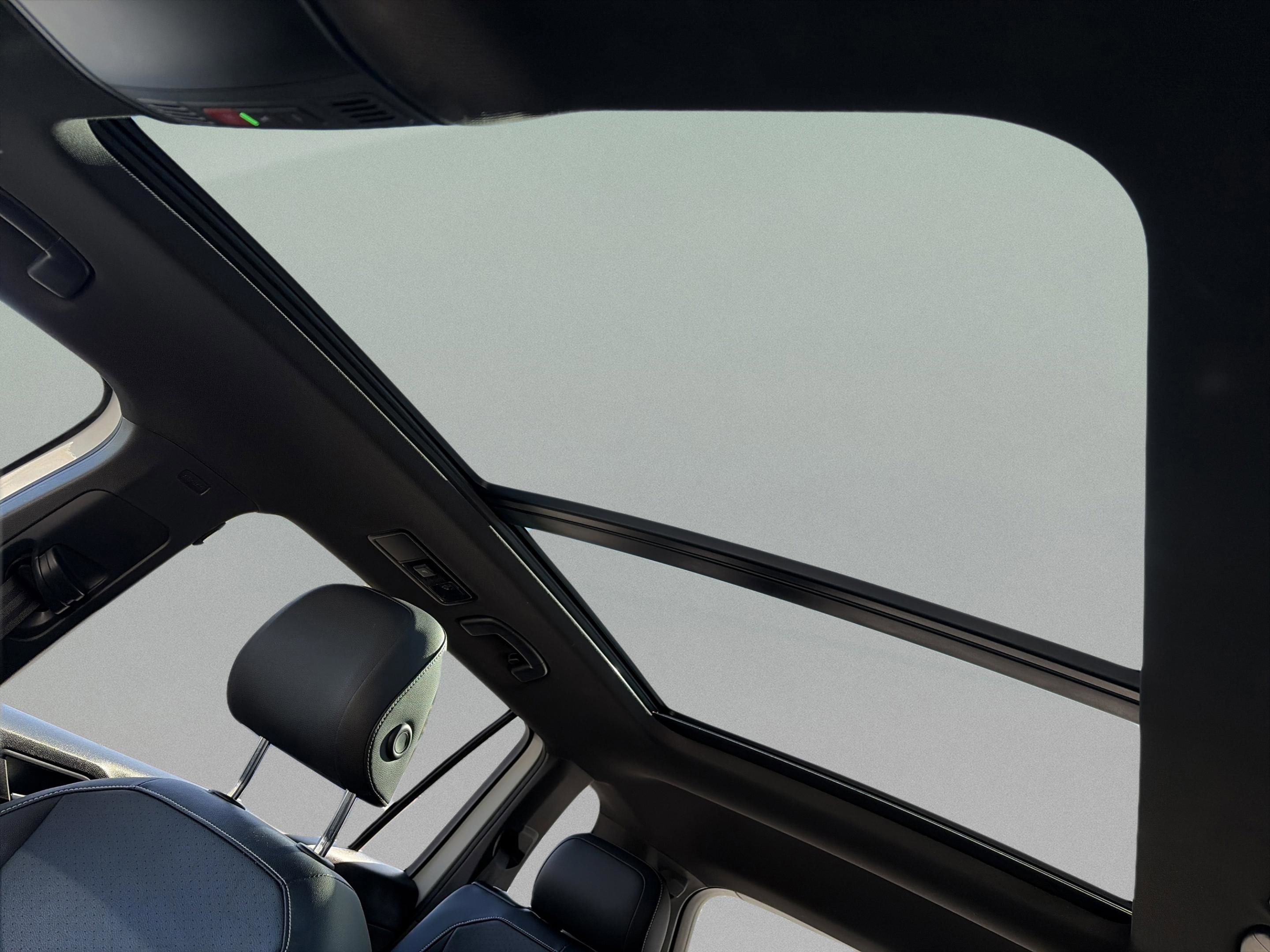 Used 2022 Volkswagen Tiguan SE R-Line image 24