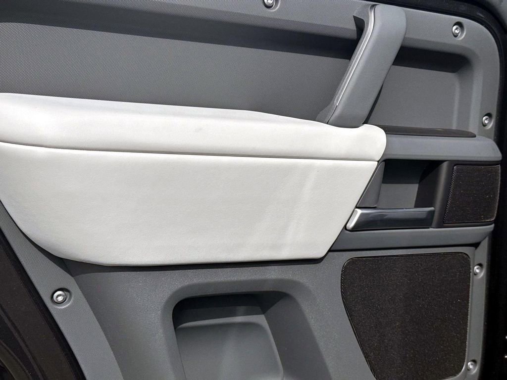 New 2025 Land Rover Defender 130 X-Dynamic SE image 11