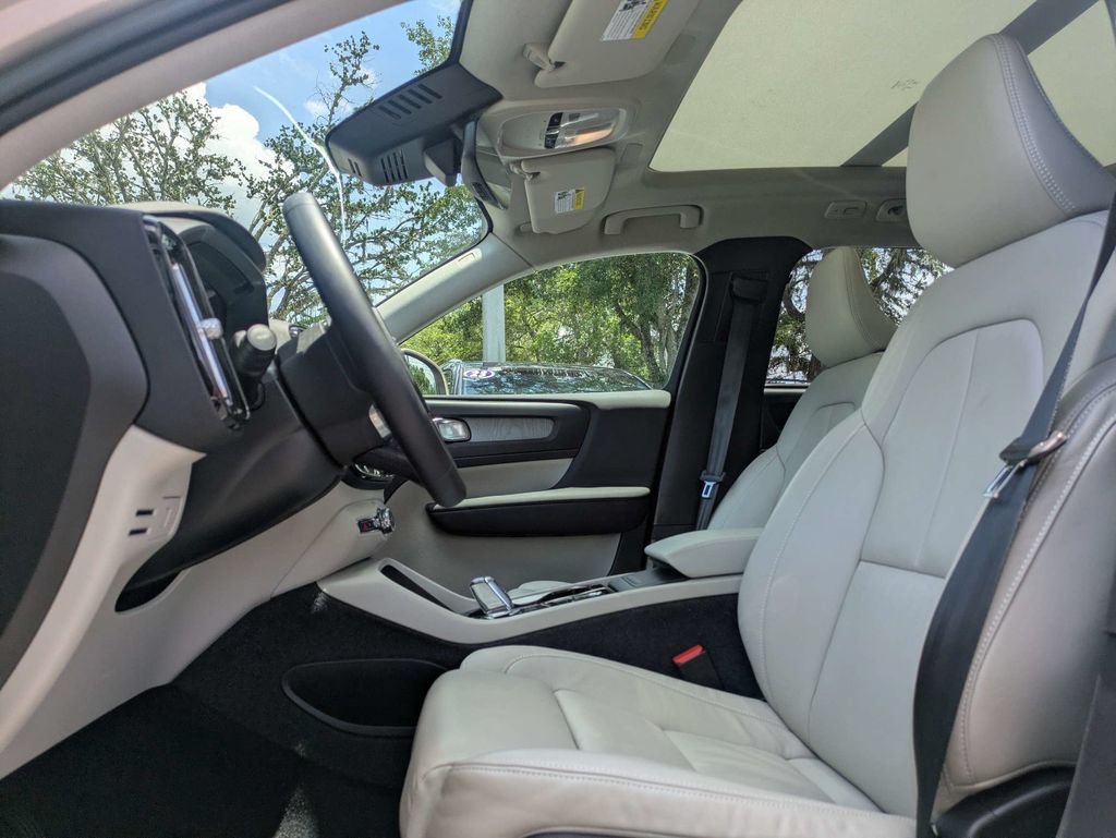 Certified 2023 Volvo XC40 B5 Plus w/ Protection Package Premier AWD/4WD image 2