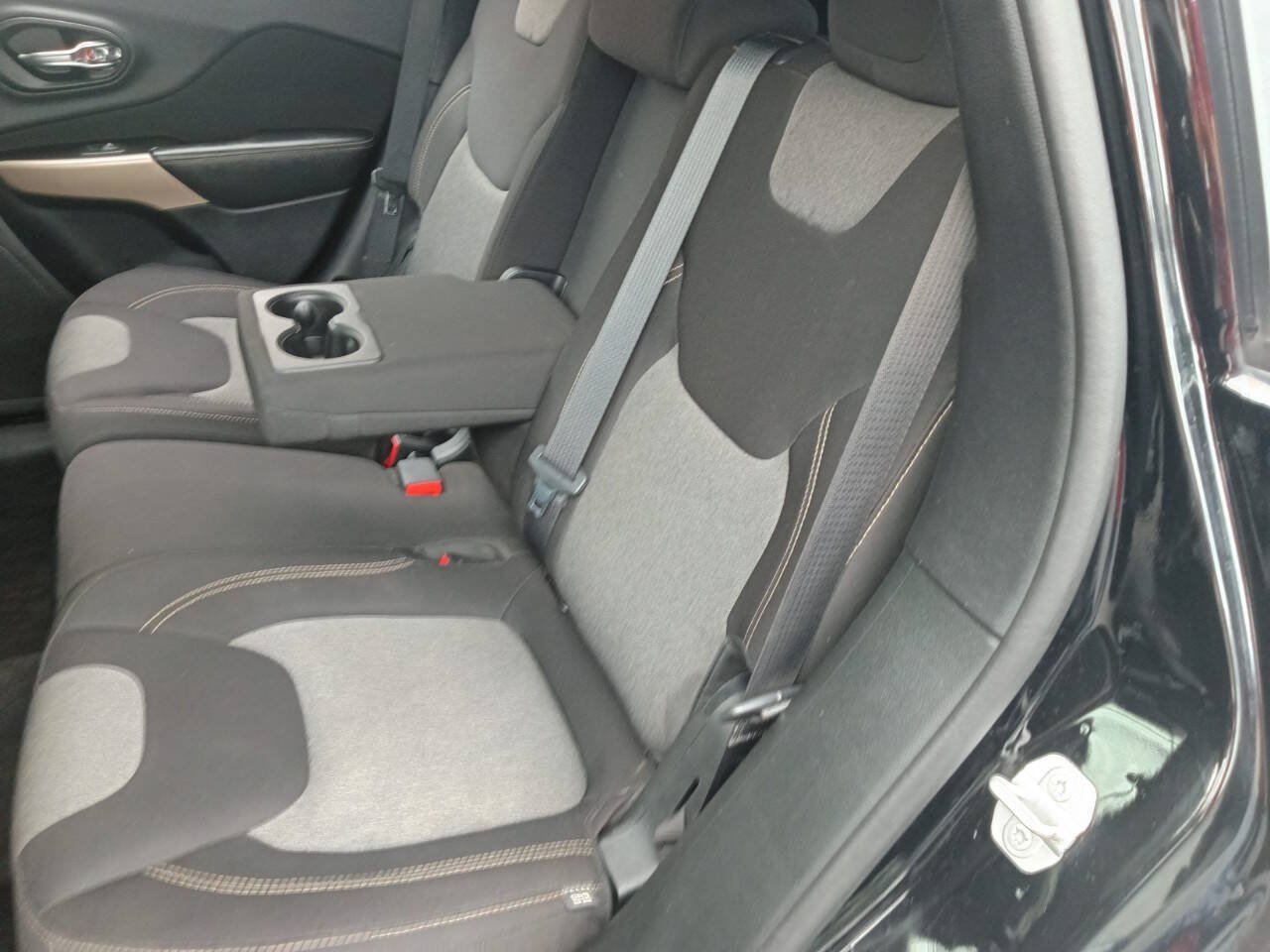 Used 2018 Jeep Cherokee Latitude w/ Cold Weather Group AWD/4WD image 10
