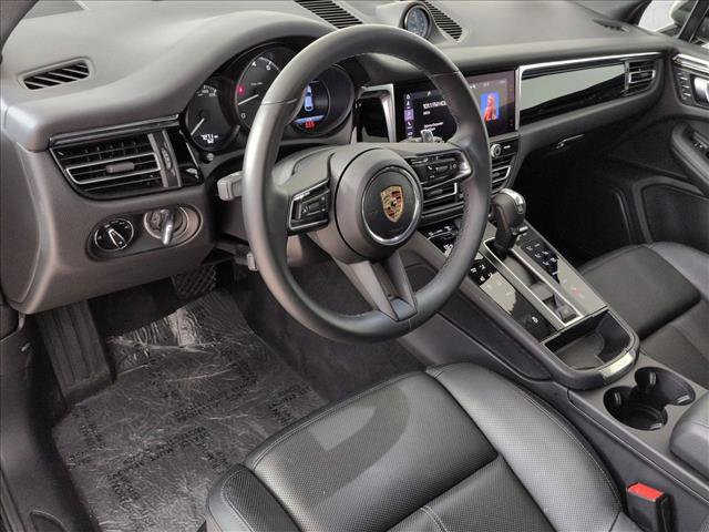 Certified 2025 Porsche Macan Turbo image 4