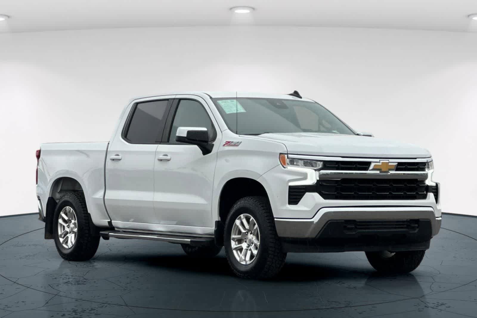 Used 2022 Chevrolet Silverado 1500 LT w/ Z71 Off-Road Package AWD/4WD image 5