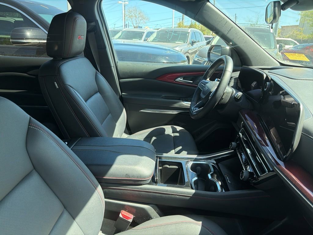 Used 2025 Chevrolet Traverse Z71 image 3
