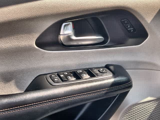 Used 2020 Chrysler Pacifica Touring-L FWD image 30