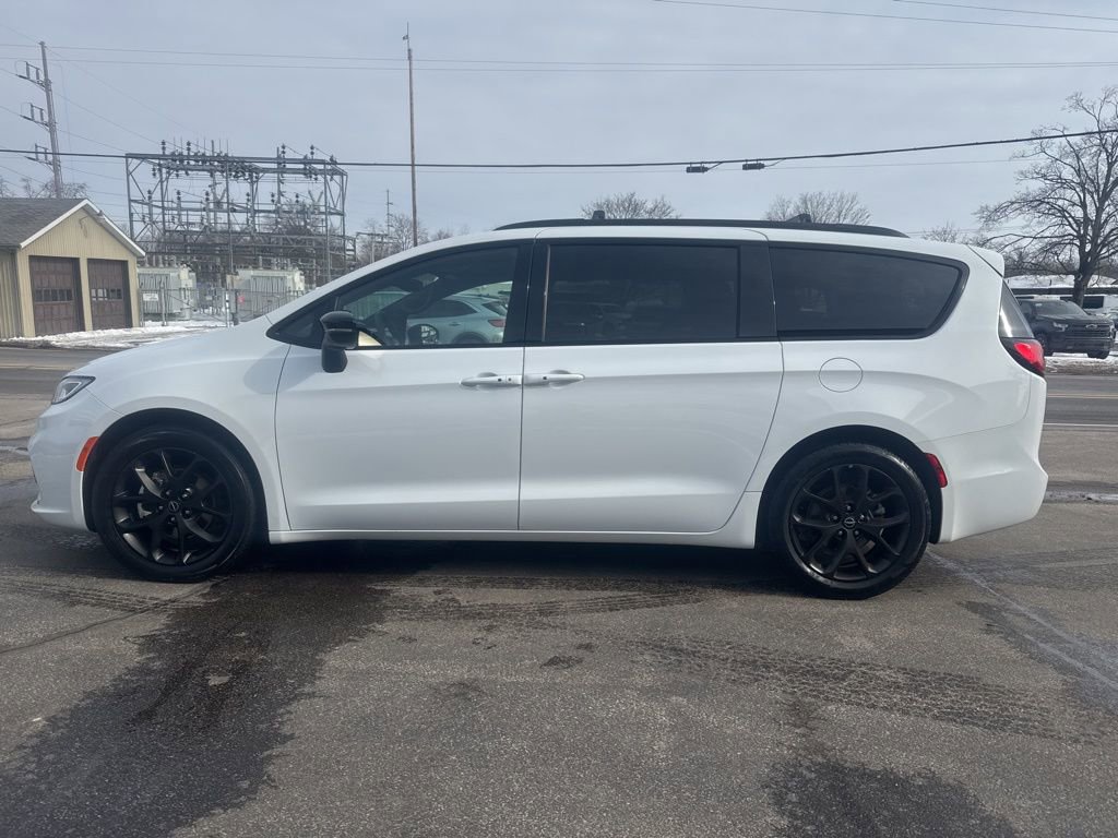 Used 2025 Chrysler Pacifica Limited FWD image 4