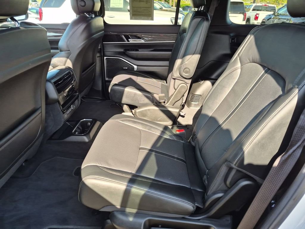 Used 2022 Jeep Wagoneer Series III w/ Flexible Seating Group AWD/4WD image 17