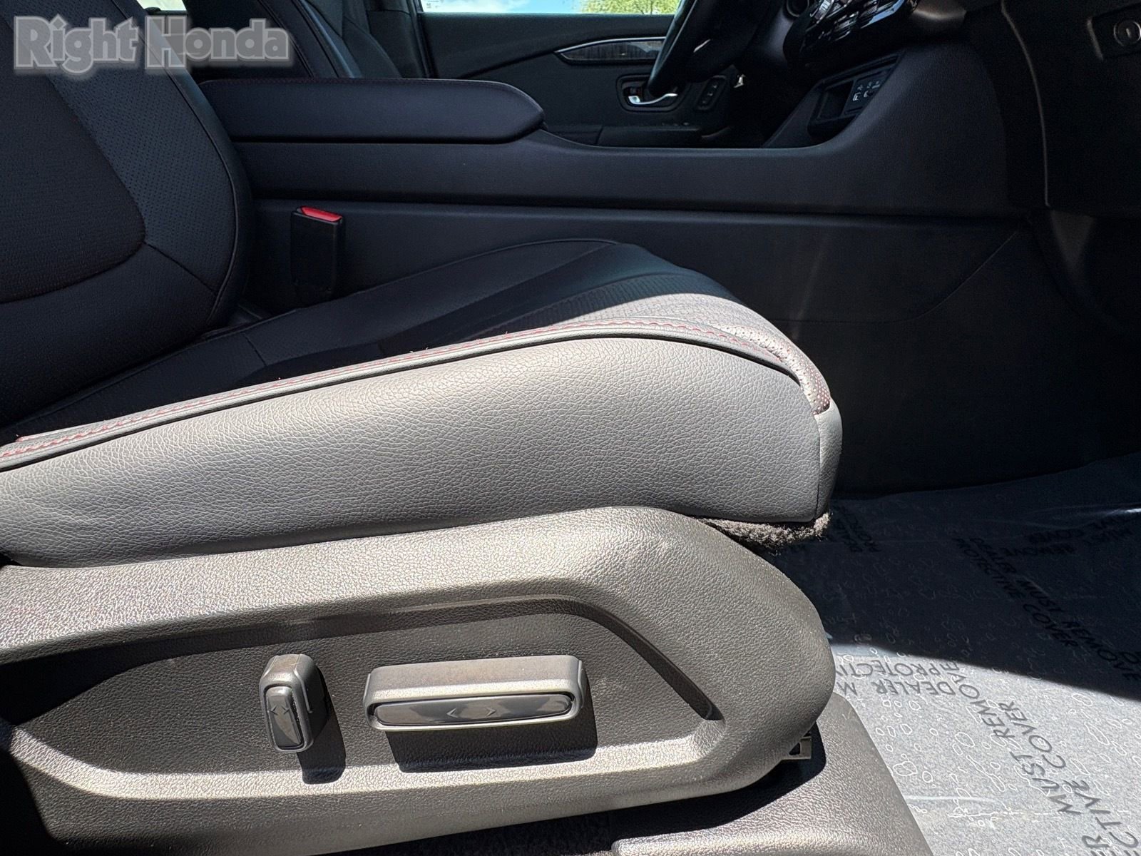 Used 2025 Honda Pilot Black Edition image 31