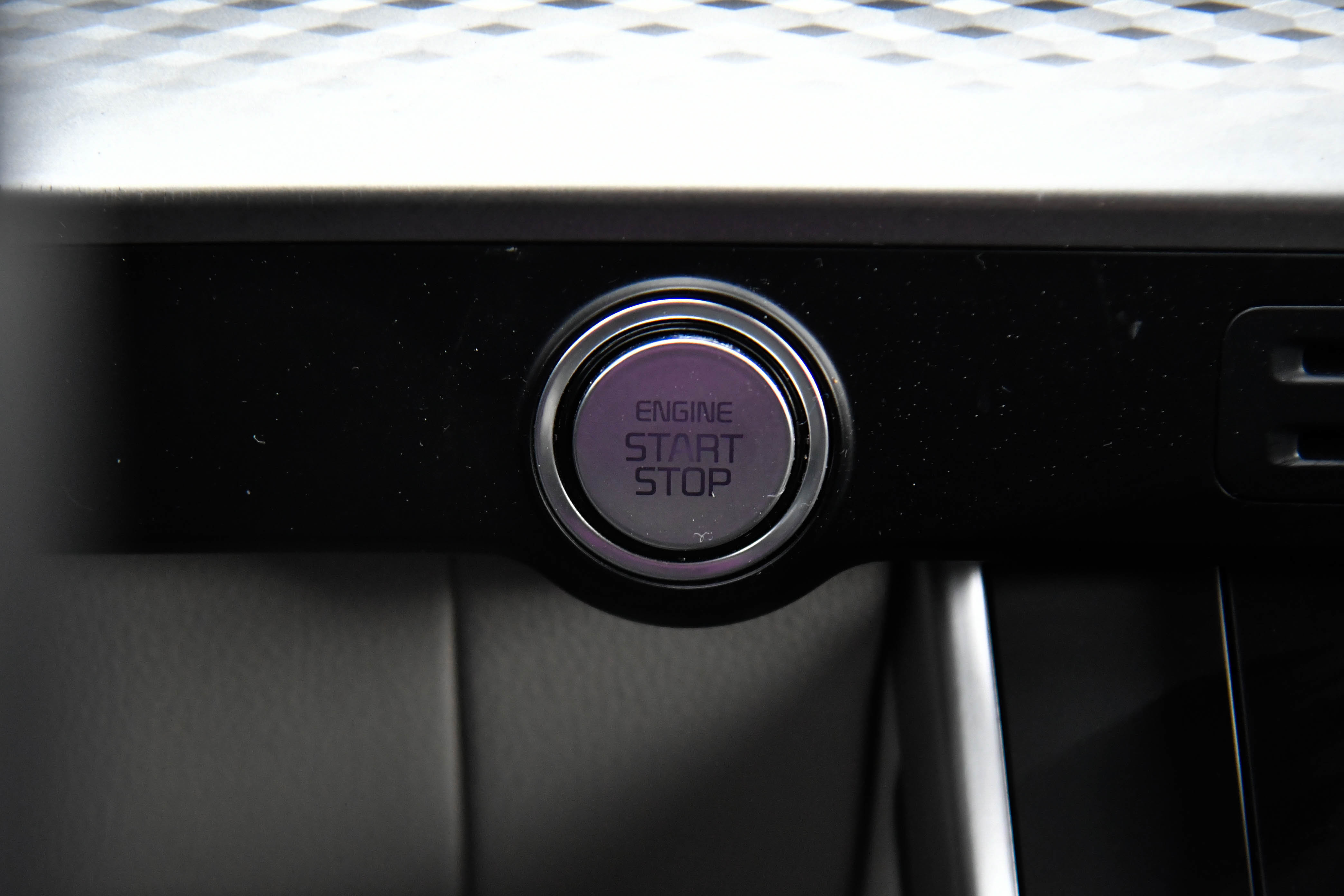 Used 2024 Kia Carnival LX image 27