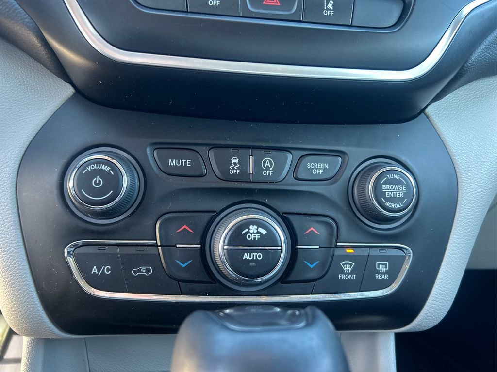 Used 2021 Jeep Cherokee Latitude Lux w/ Comfort/Convenience Group AWD/4WD image 40