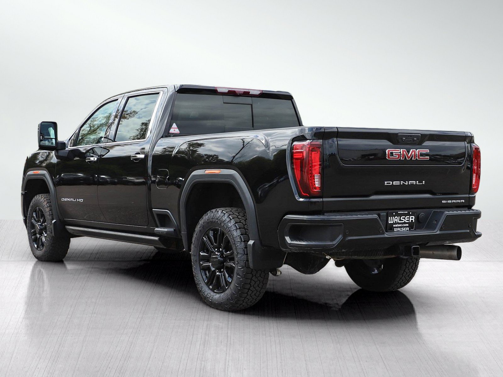 Used 2023 GMC Sierra 2500 Denali w/ Denali Black Diamond Edition AWD/4WD image 3