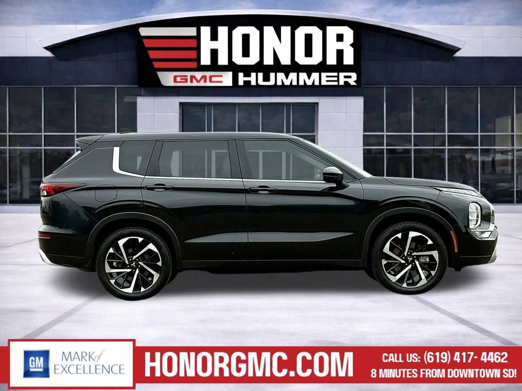 Used 2022 Mitsubishi Outlander SE image 2