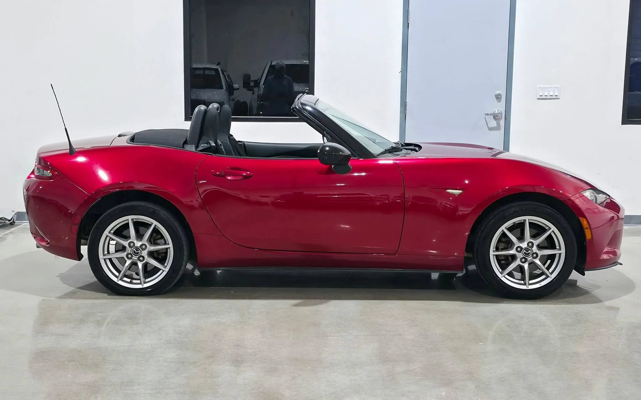 Used 2018 MAZDA MX-5 Miata Sport RWD image 2