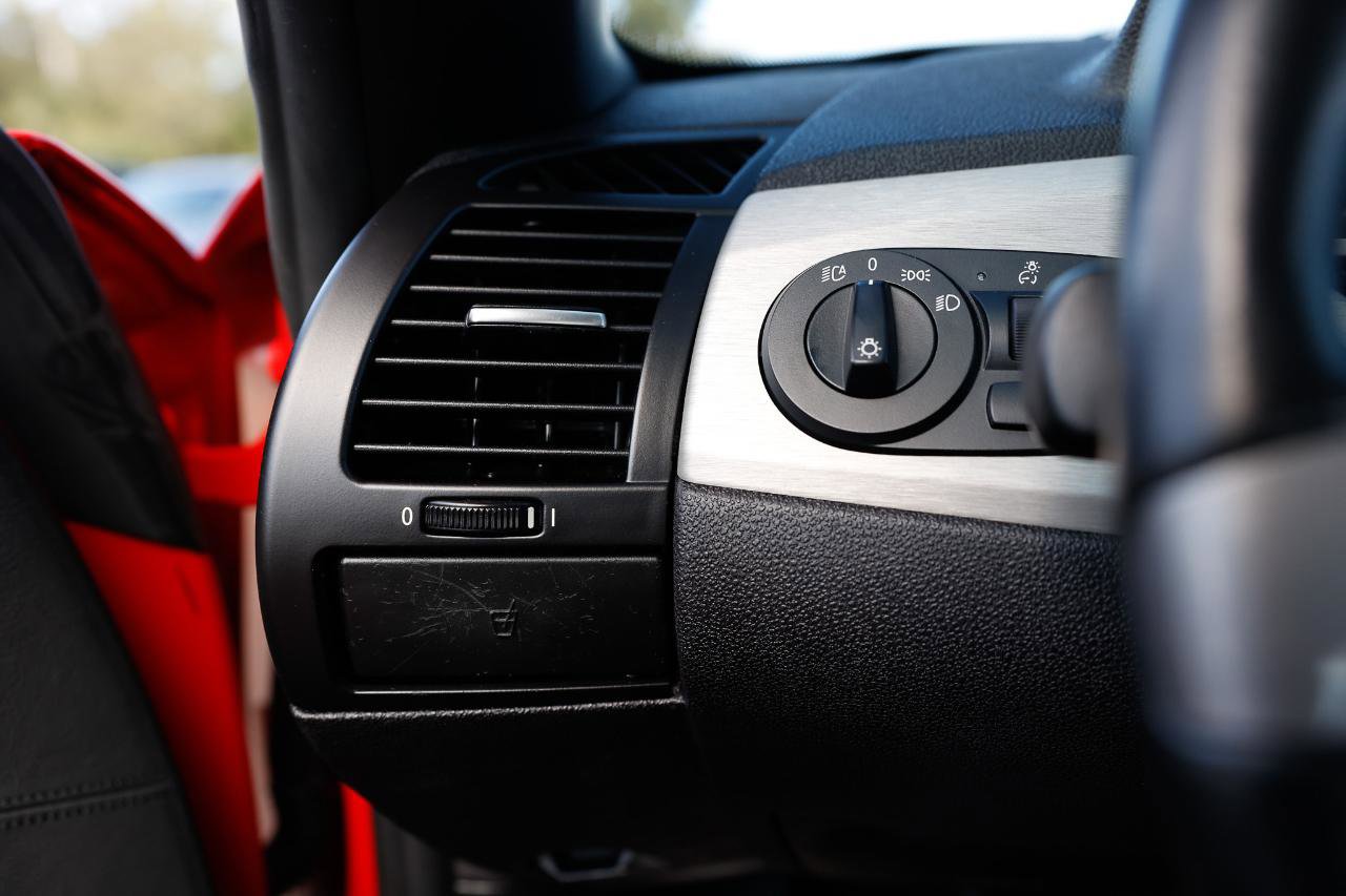 Used 2005 BMW Z4 2.5i image 39