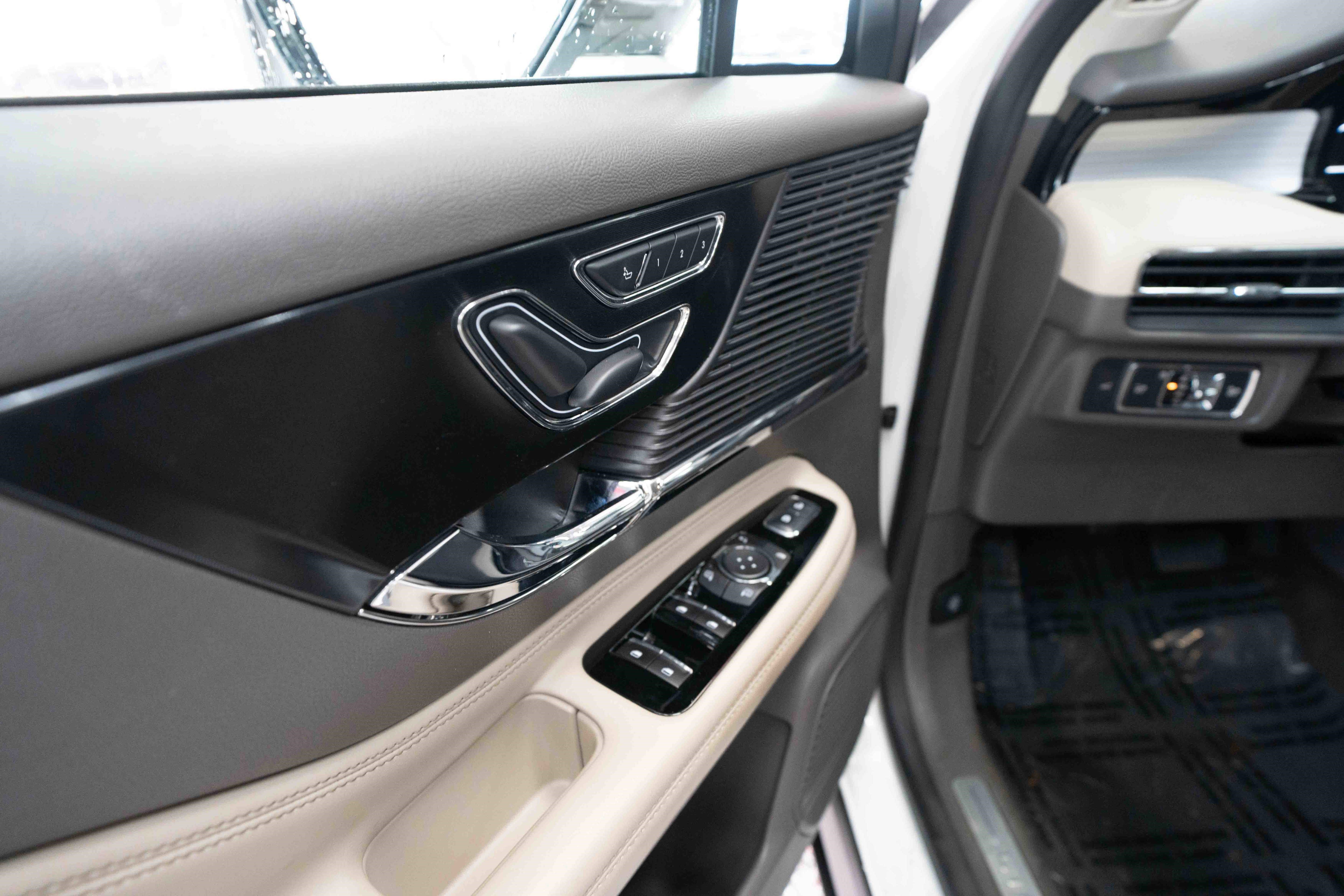 Used 2022 Lincoln Corsair AWD w/ Equipment Group 101A image 7