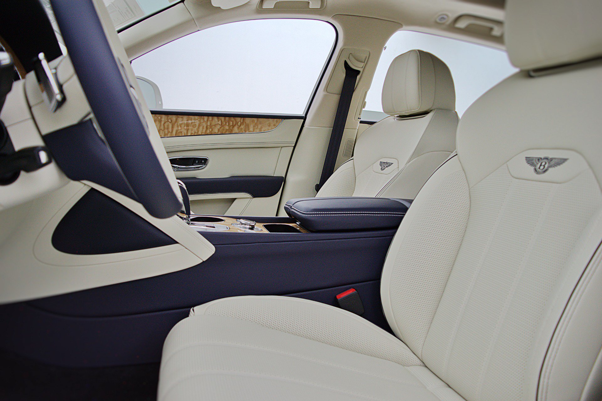Certified 2023 Bentley Bentayga AWD/4WD image 34