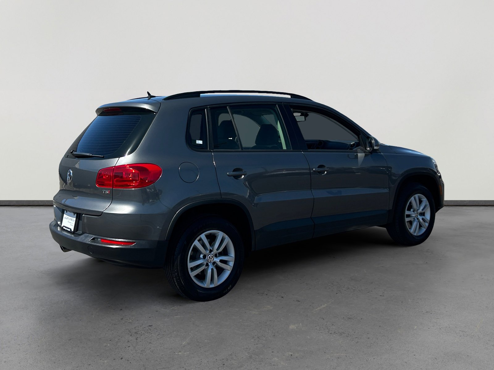 Used 2016 Volkswagen Tiguan S image 5